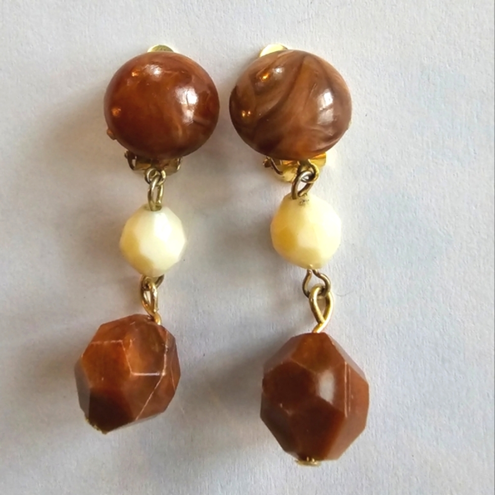 Vintage earrings Hong Kong clip on brown off white gold tone